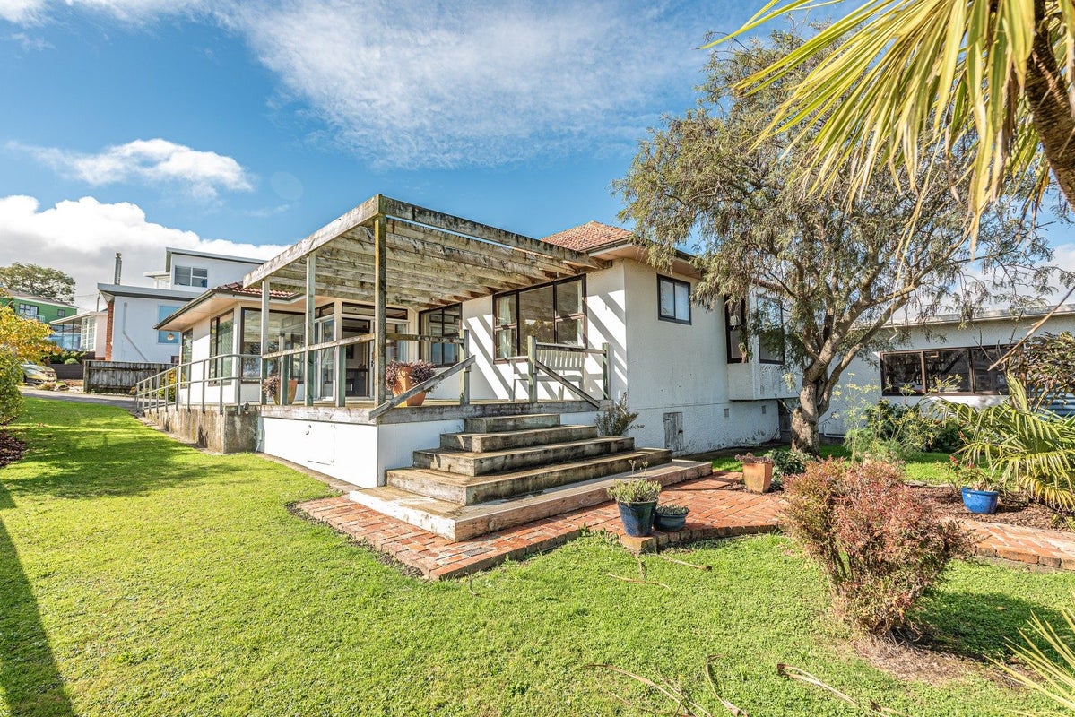9 Tower Crescent, Durie Hill, Whanganui - Carousel 1