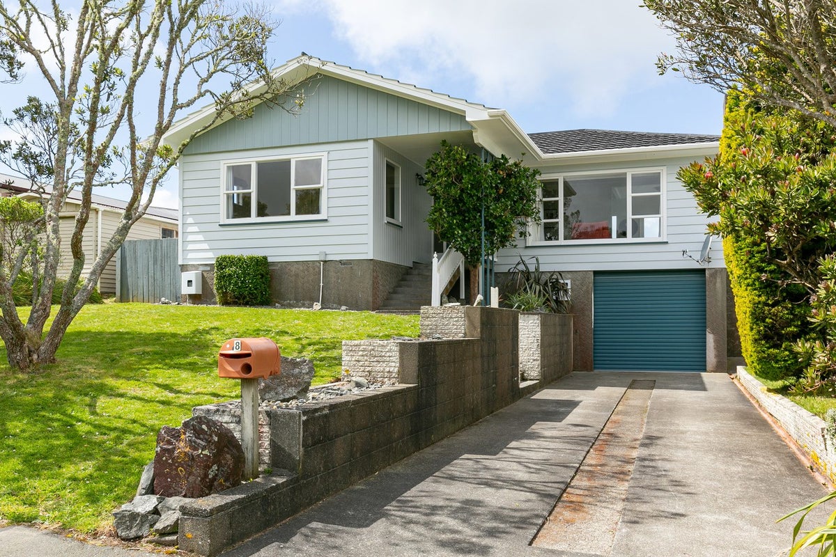 8 Glenamoy Crescent, Johnsonville, Wellington - Carousel 1