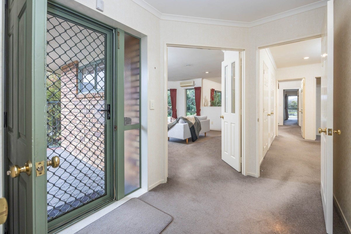 12 Fairburn Place, Leamington, Cambridge - Carousel 2