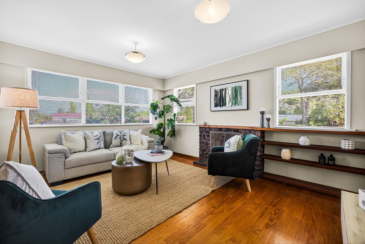 12 Firle Place, Green Bay, Auckland - Carousel 1