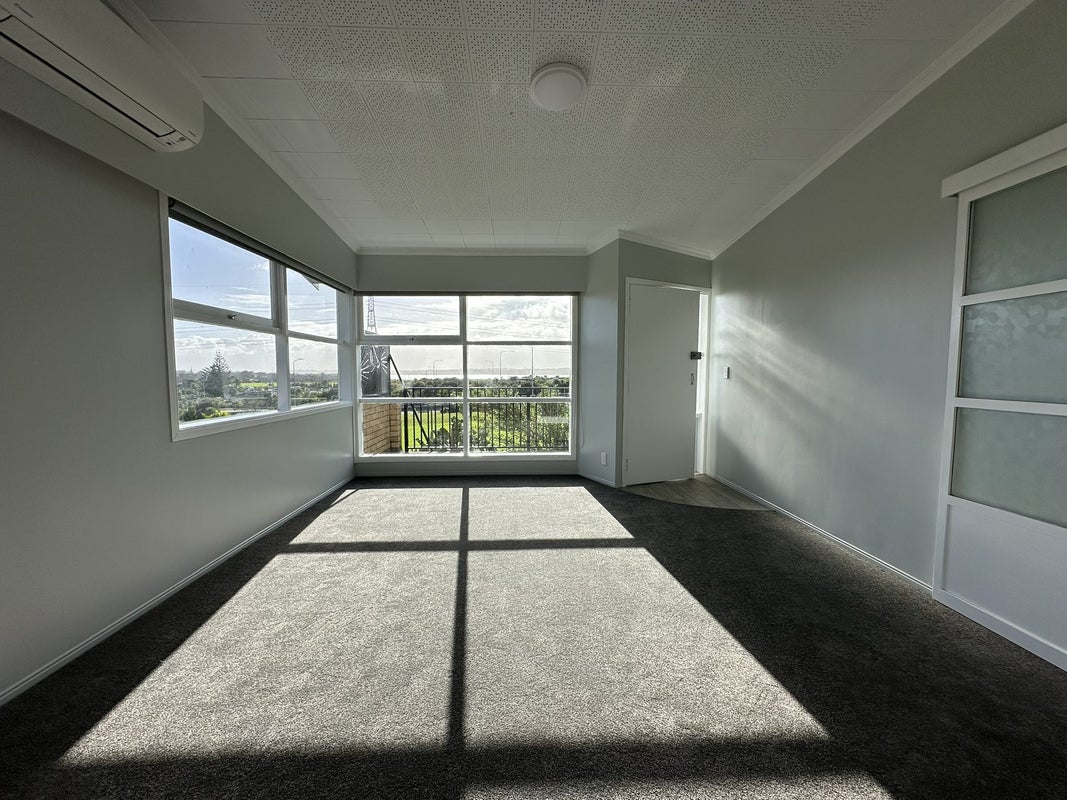 84A Royal View Road, Te Atatu South, Auckland - Carousel 2