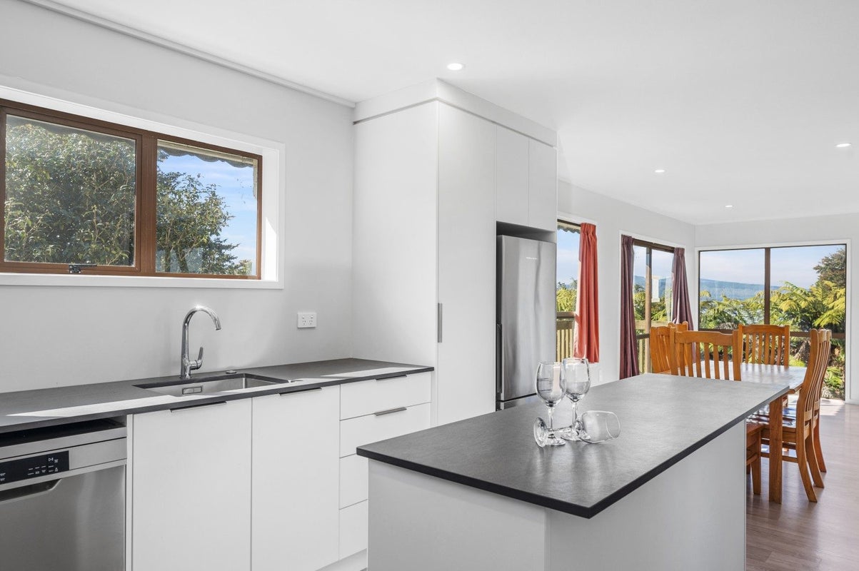 36B Grand Vue Road, Kawaha Point, Rotorua - Carousel 2