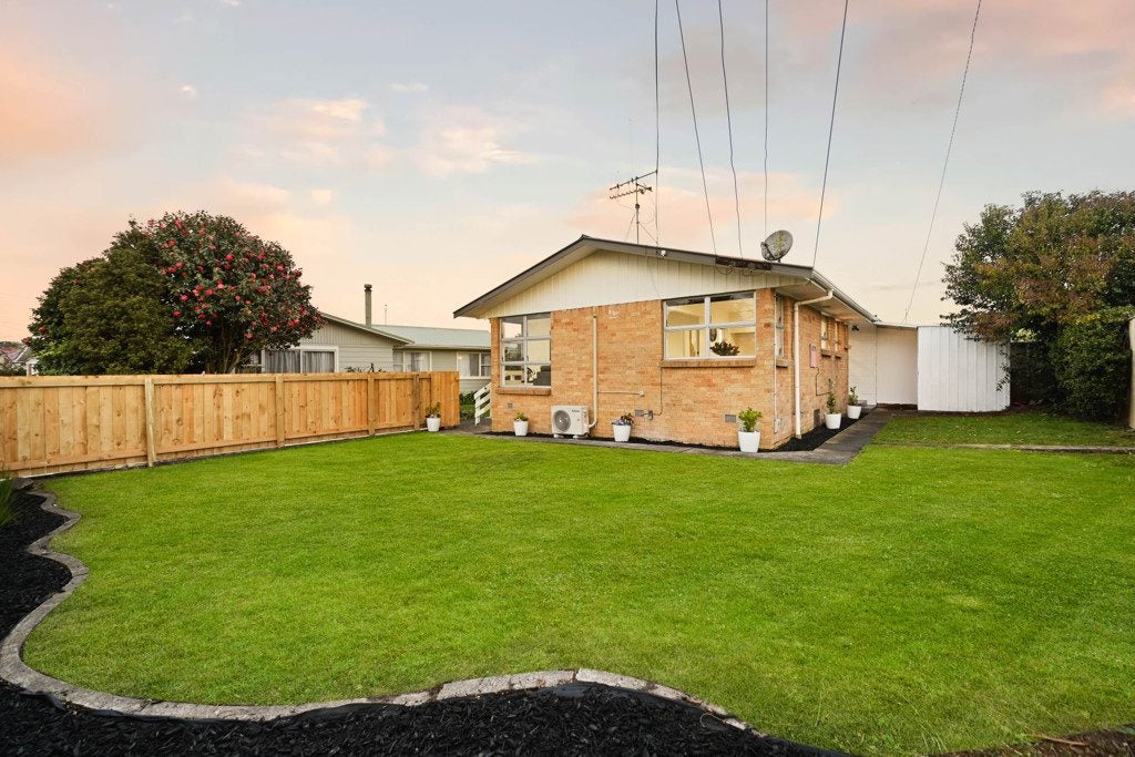 24A Lewis Street, Glenview, Hamilton - Carousel 1