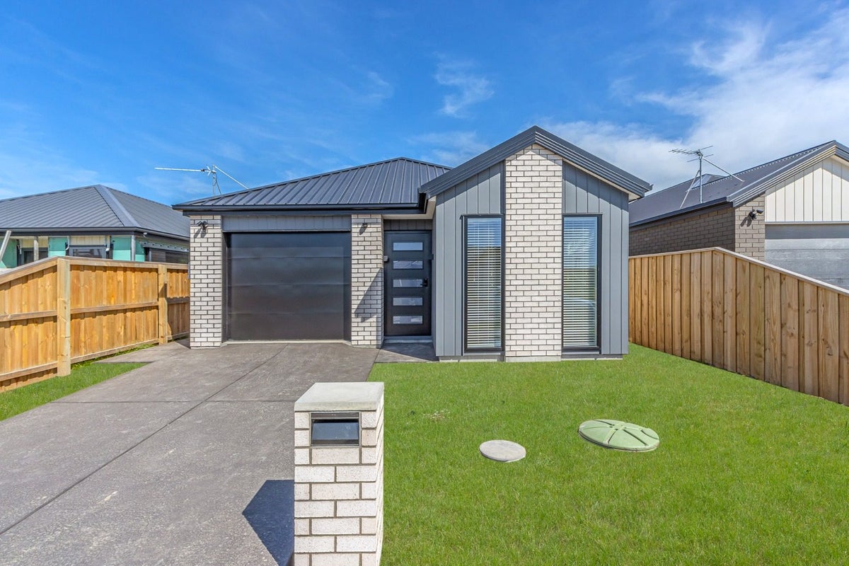 8 Oakmill Drive, Casebrook, Christchurch - Carousel 1