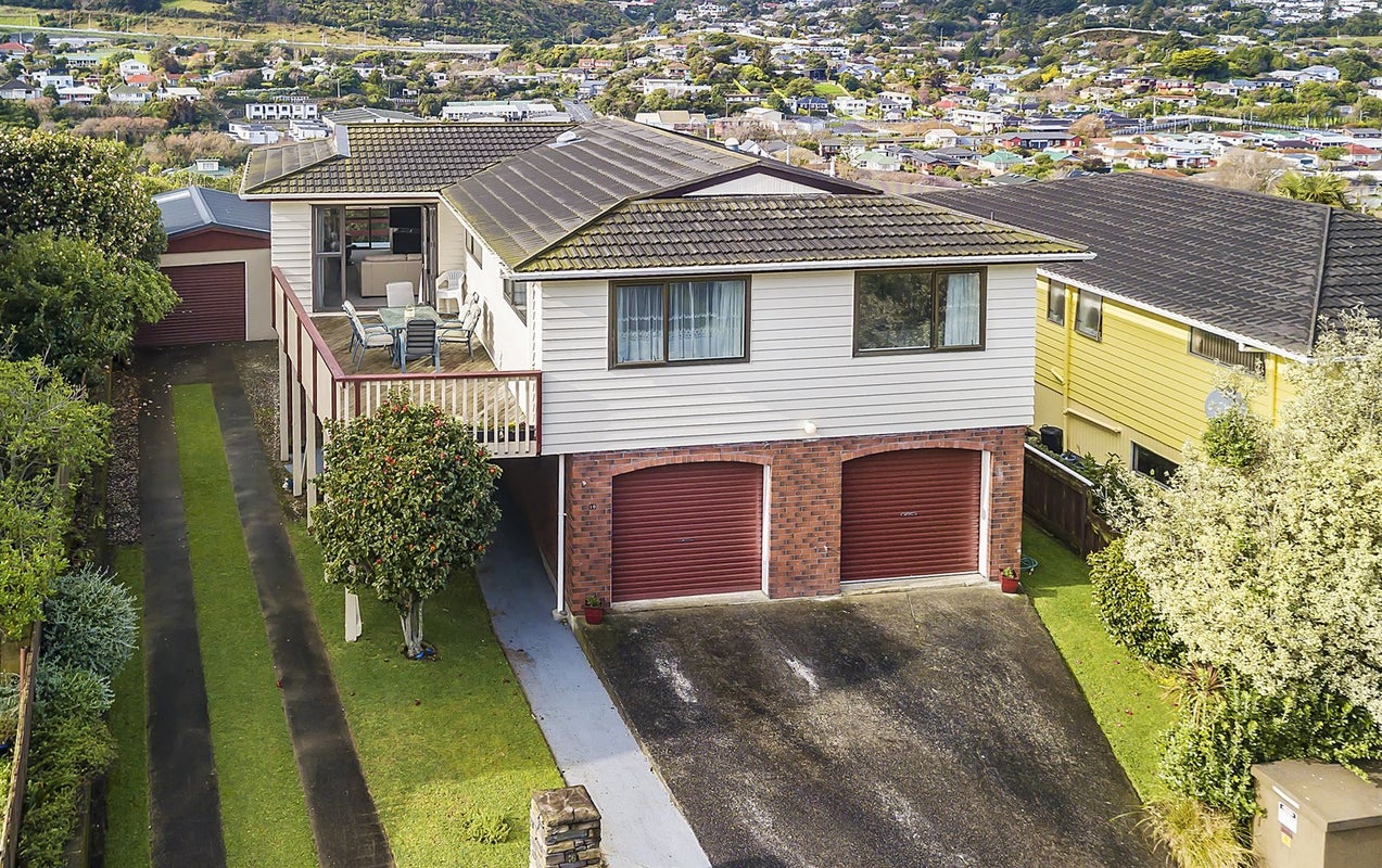 16 Turriff Crescent, Tawa, Wellington - Carousel 1