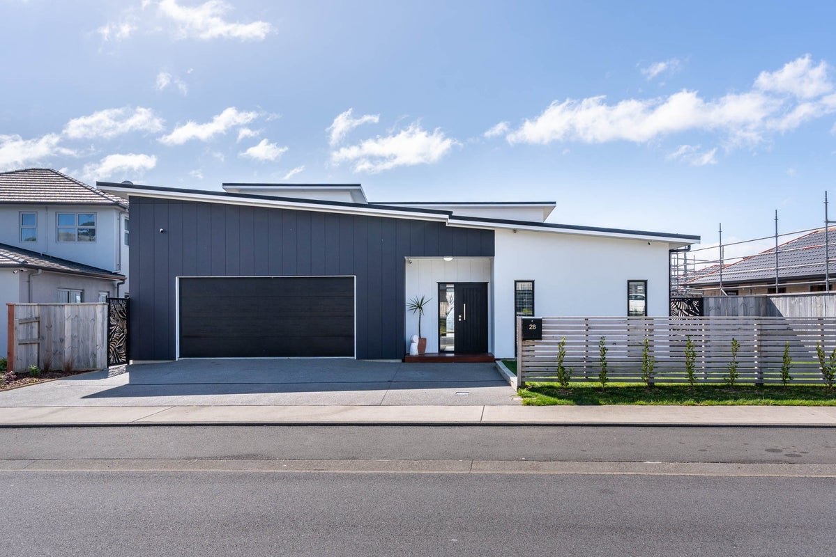 28 Queen Charlotte Drive, Aotea, Porirua - Carousel 1