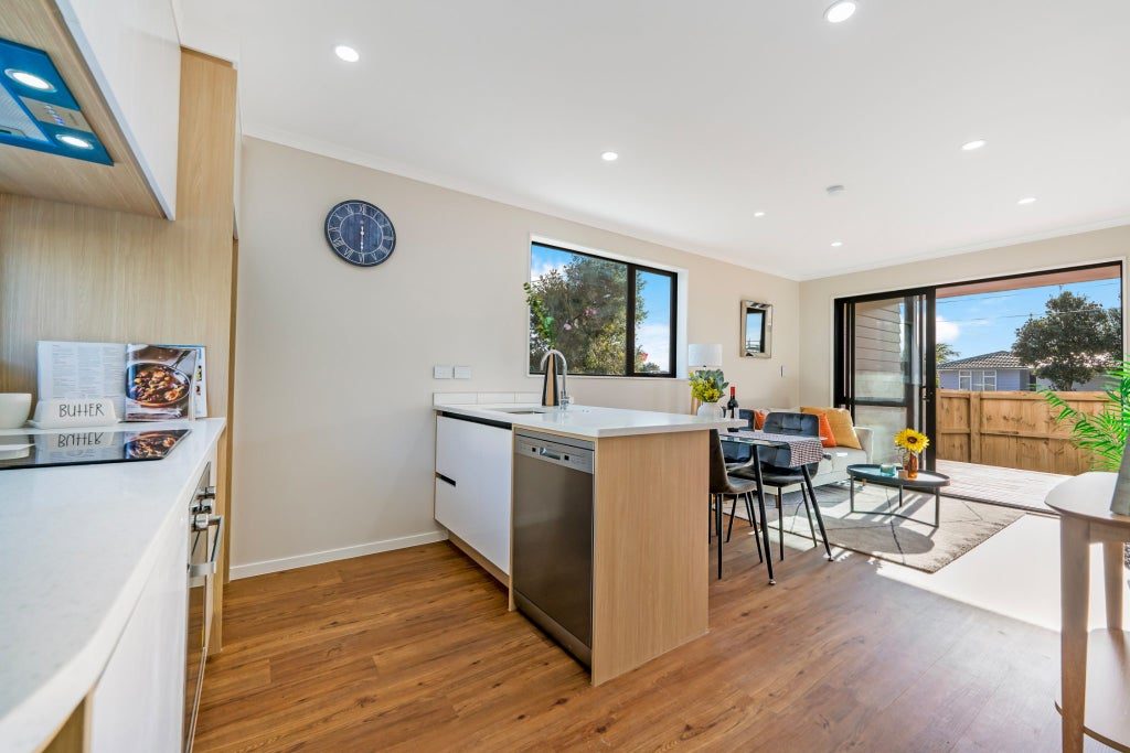 6/3 Royal View Road, Te Atatu South, Auckland - Carousel 2