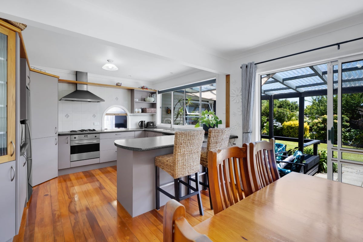 190 Seaview Road, Westown, New Plymouth - Carousel 2