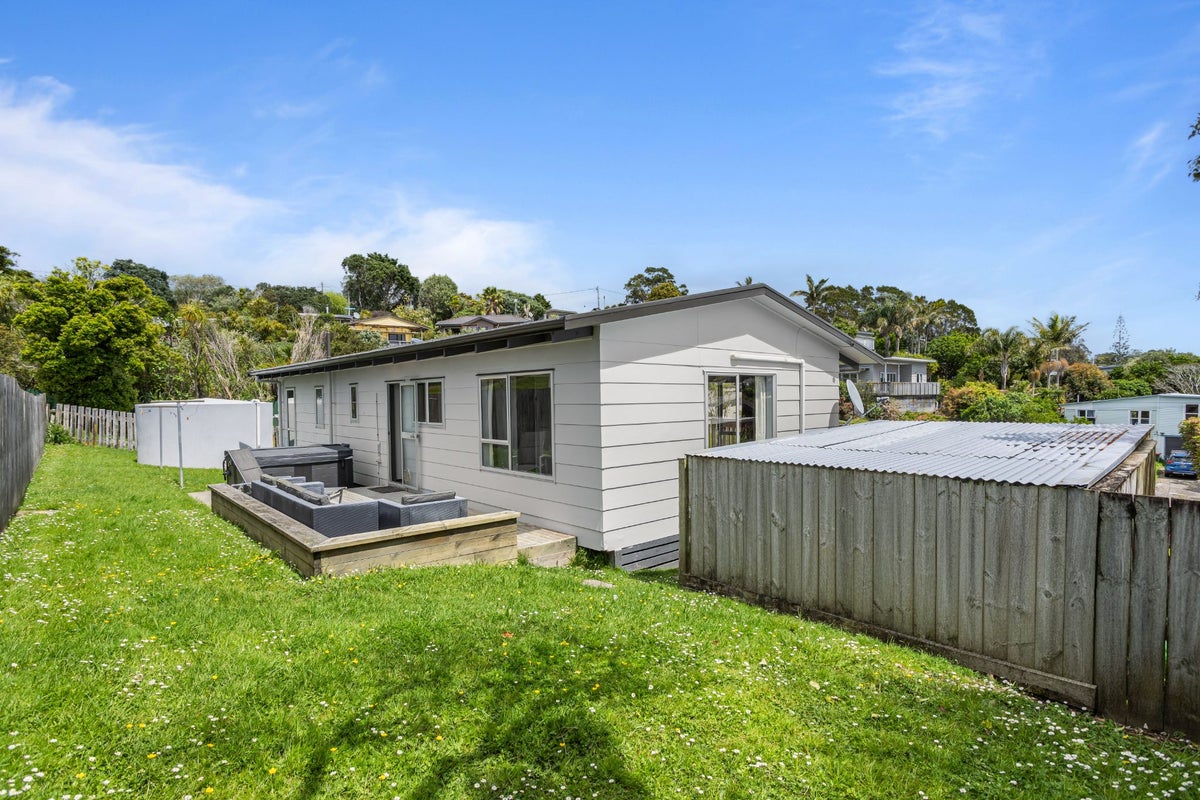 8 Ozone Road, Stanmore Bay, Whangaparaoa - Carousel 1