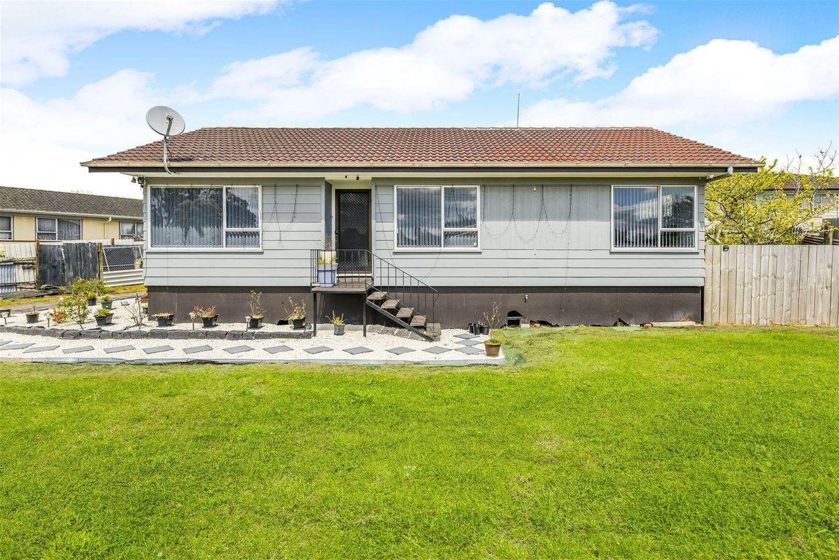 8 Pesaro Place, Clover Park, Auckland - Carousel 2