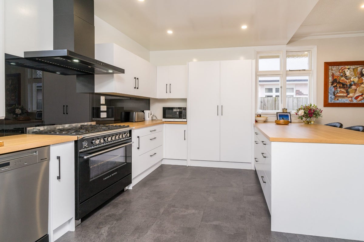 16 Wycolla Avenue, Saint Clair, Dunedin - Carousel 2