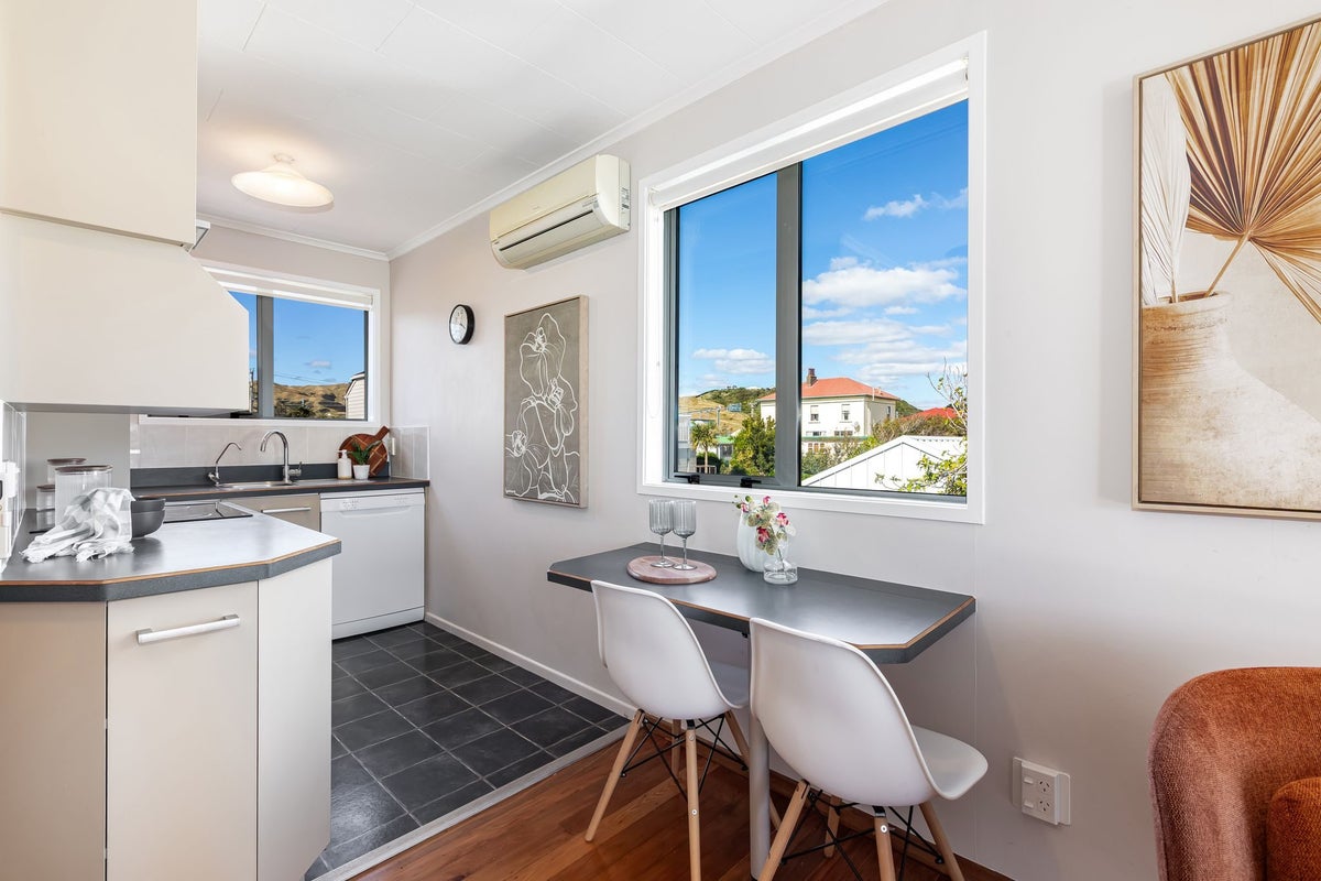 5A Beach Road, Plimmerton, Porirua - Carousel 2