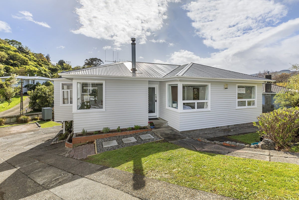 36 Larsen Crescent, Tawa, Wellington - Carousel 1