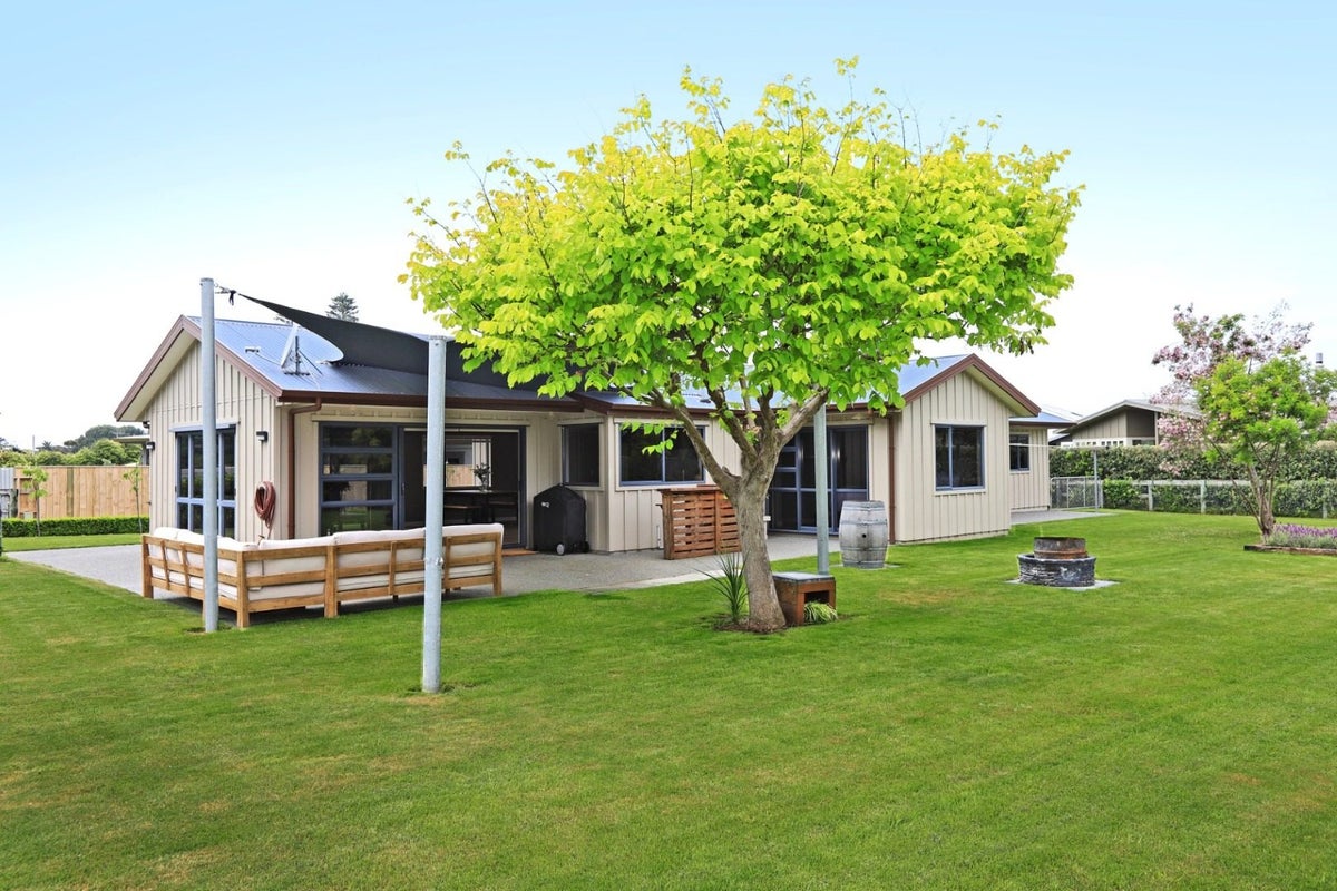 16 Airini Road, Waimarama, Havelock North - Carousel 2