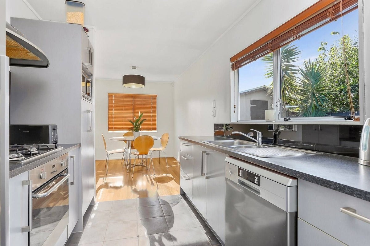 7 Quiet Street, Te Atatu South, Auckland - Carousel 2