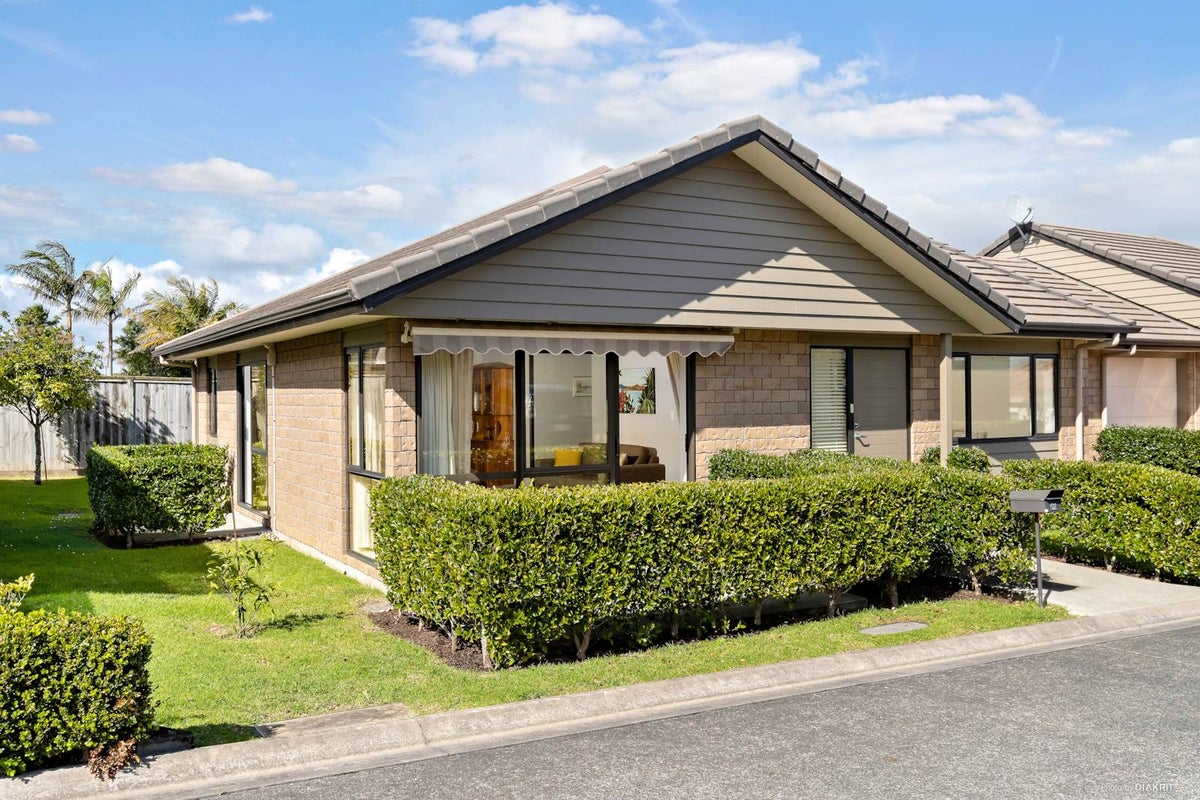 52 Royalle Mews, Botany Downs, Auckland - Carousel 1