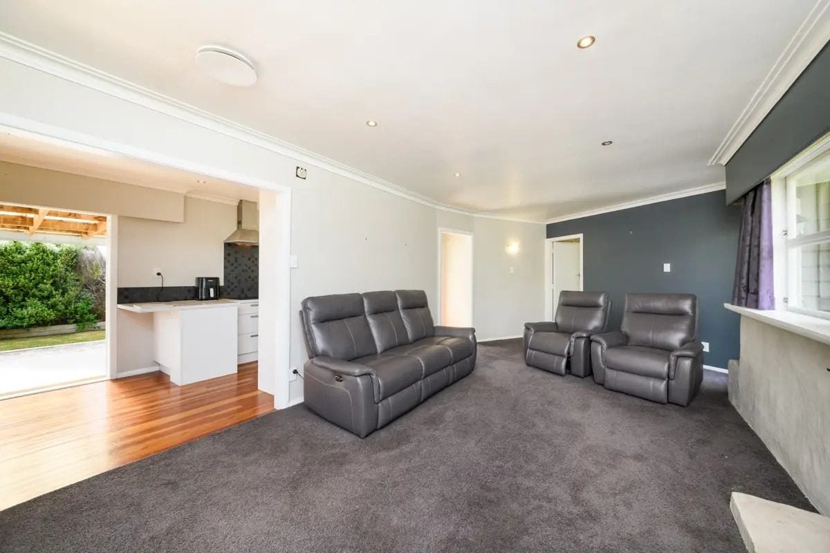 18 Woburn Place, Takaro, Palmerston North - Carousel 2