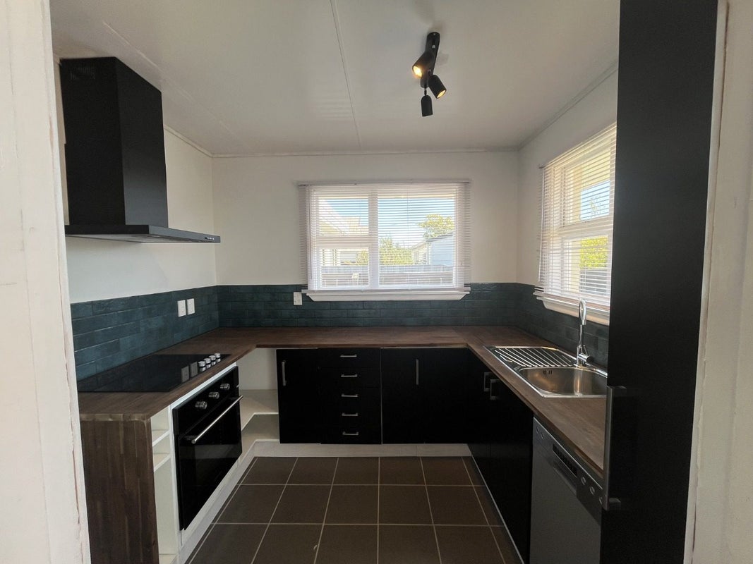 2/76 Estuary Road, New Brighton, Christchurch - Carousel 2