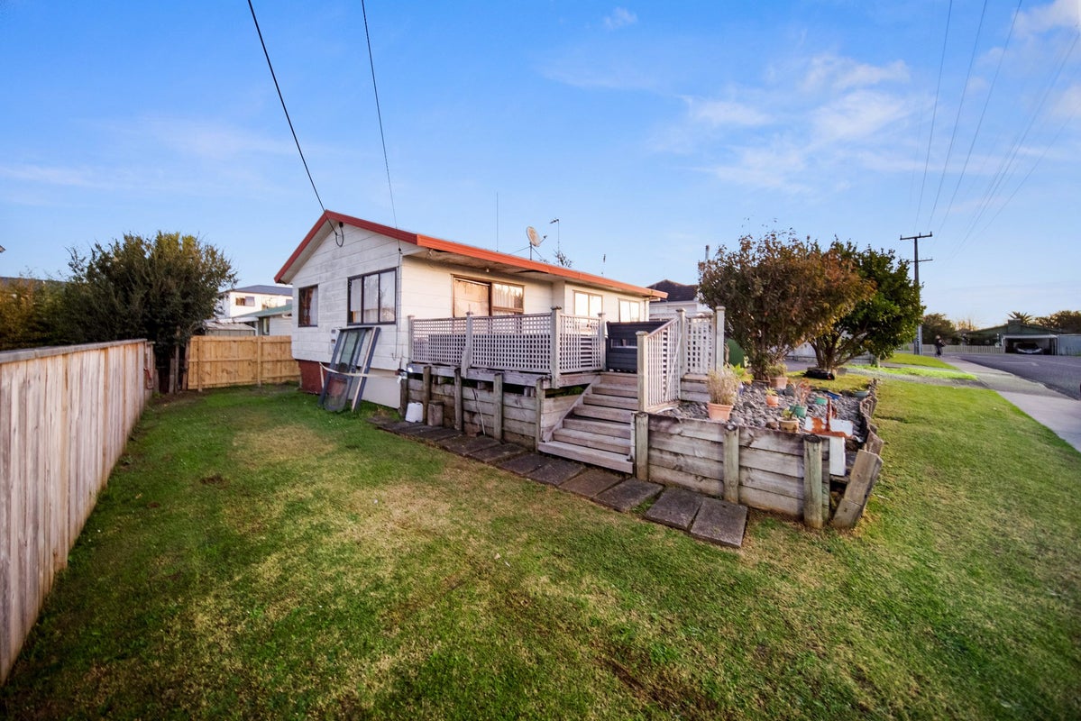 2 Frizell Street, Beach Haven, Auckland - Carousel 1