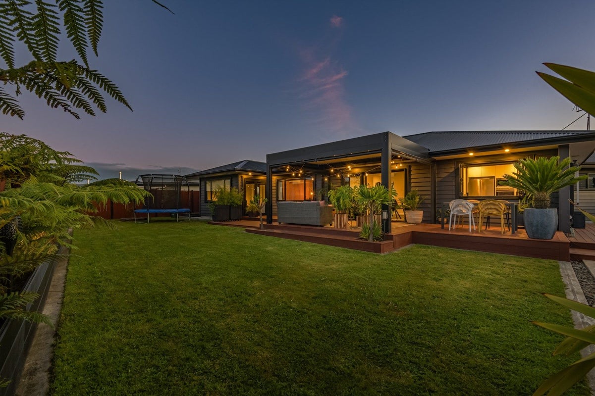 6 Stratford Court, Fitzherbert, Palmerston North - Carousel 1