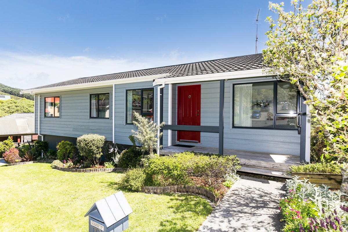 72 Woodhouse Avenue, Karori, Wellington - Carousel 1