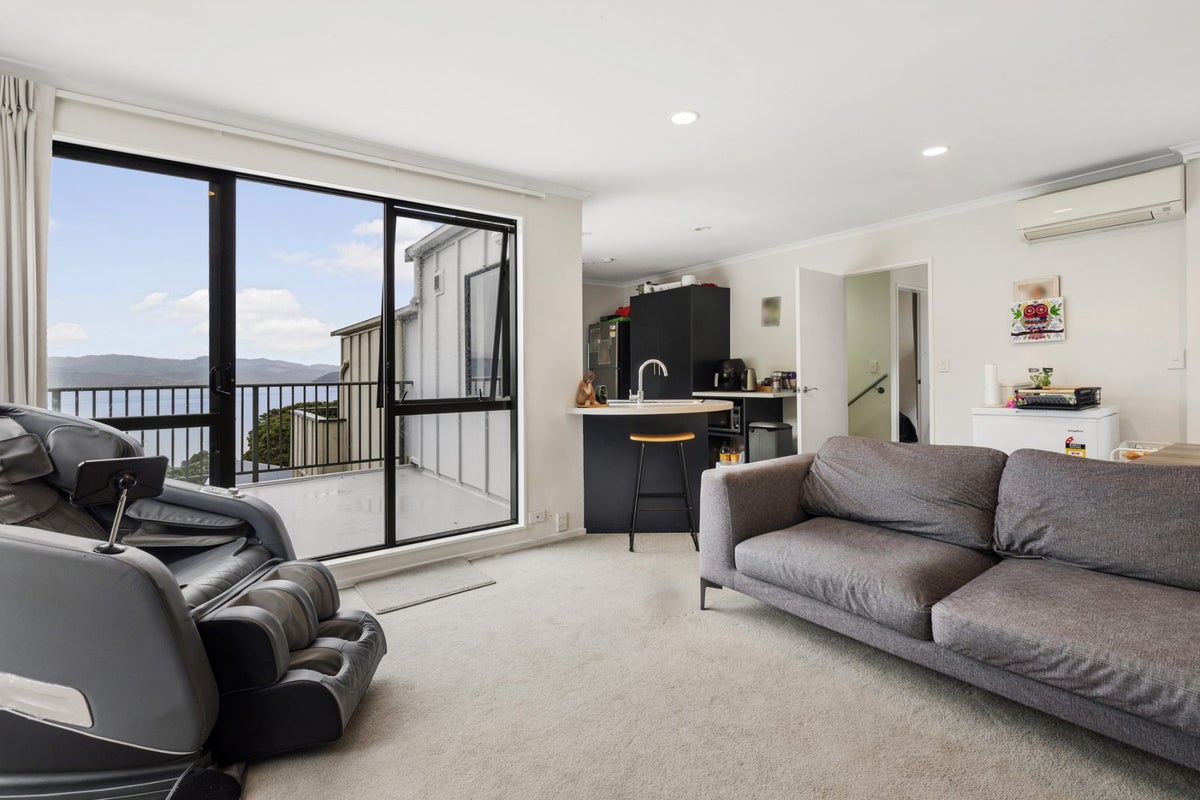 2/19 Onslow Road, Khandallah, Wellington - Carousel 2