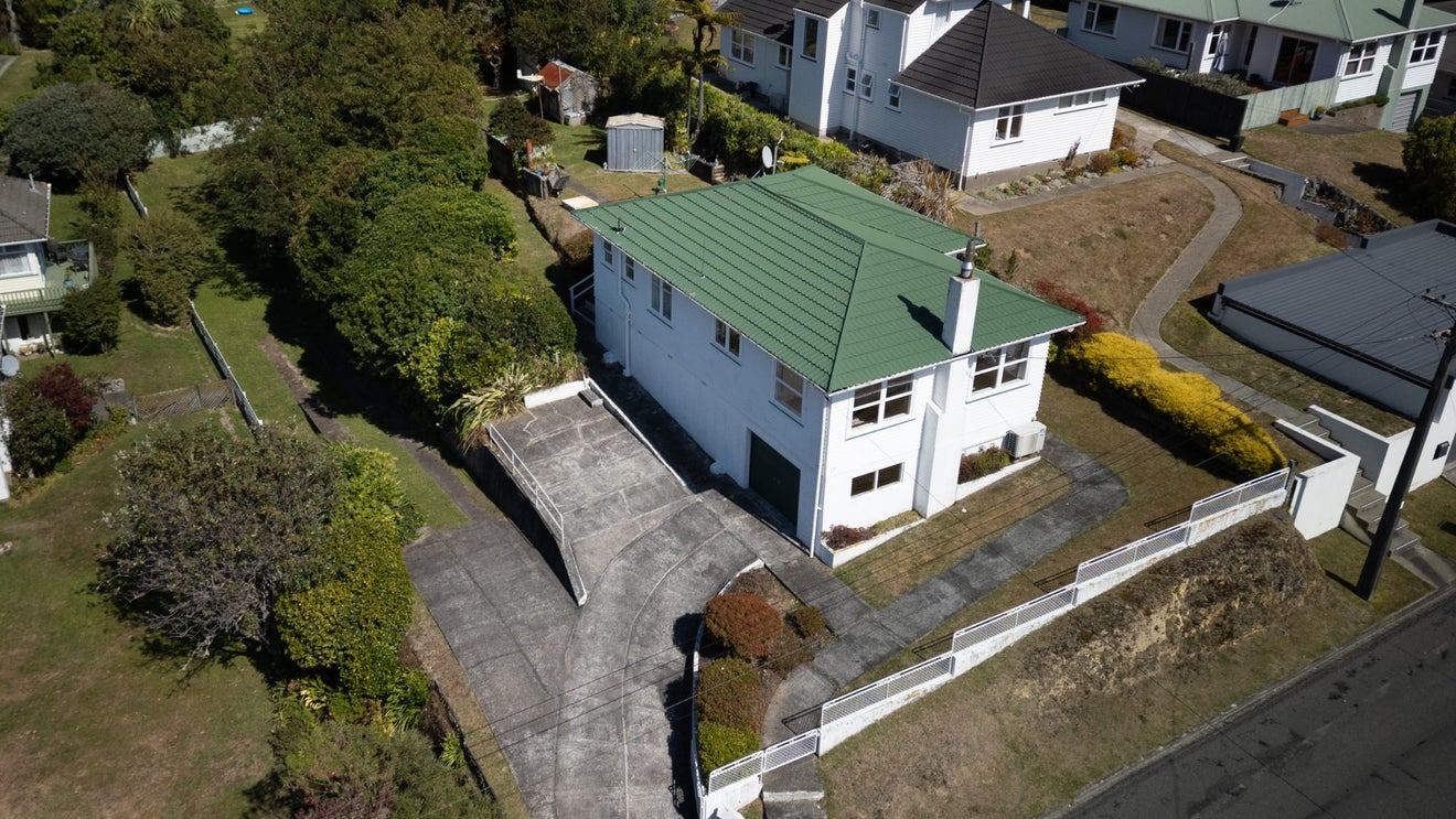 27 Larsen Crescent, Tawa, Wellington - Carousel 1