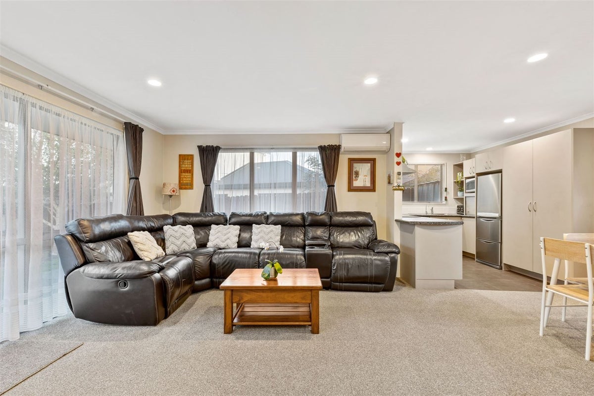24 Zefiro Drive, Massey, Auckland - Carousel 1
