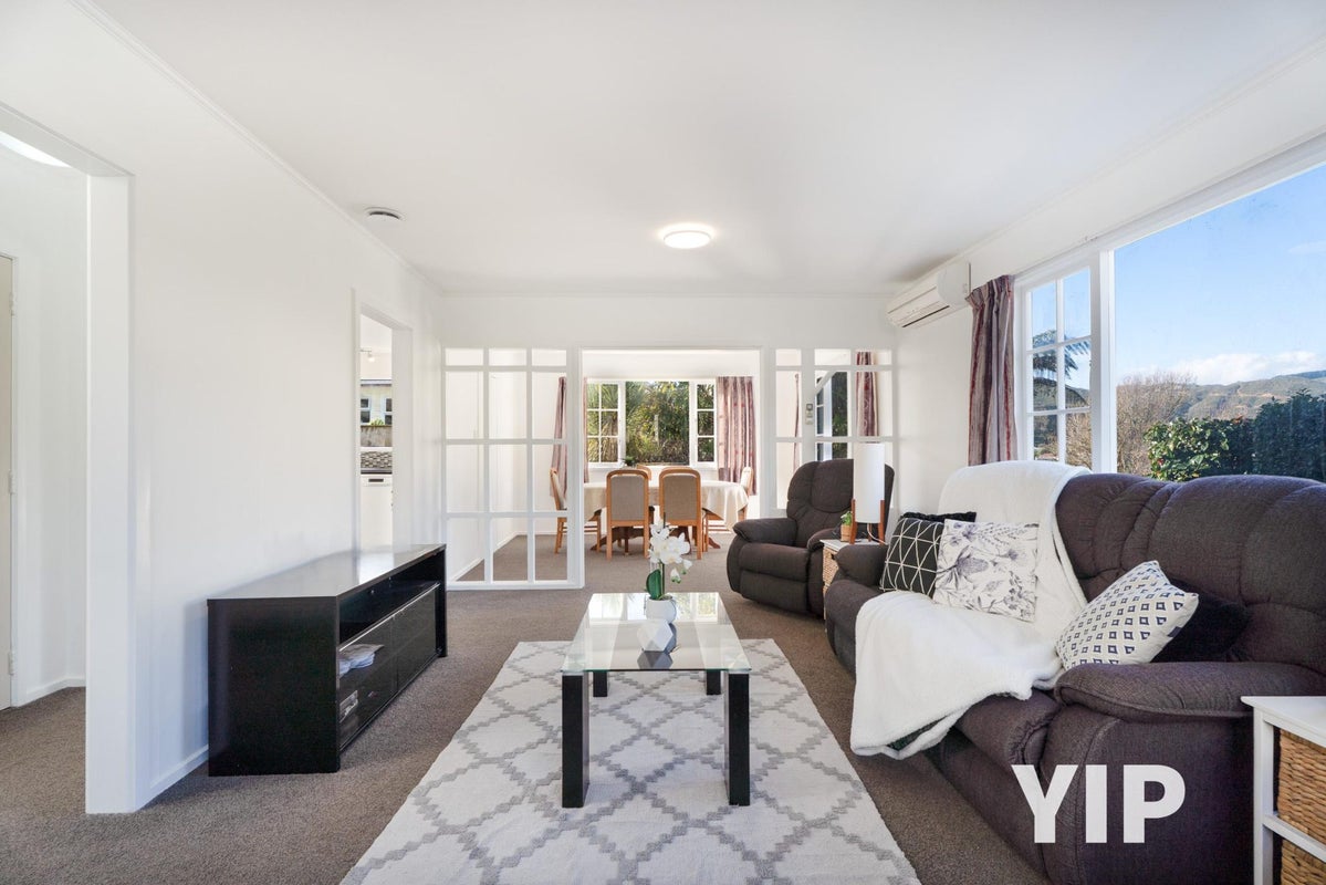 12 Fyvie Avenue, Tawa, Wellington - Carousel 2