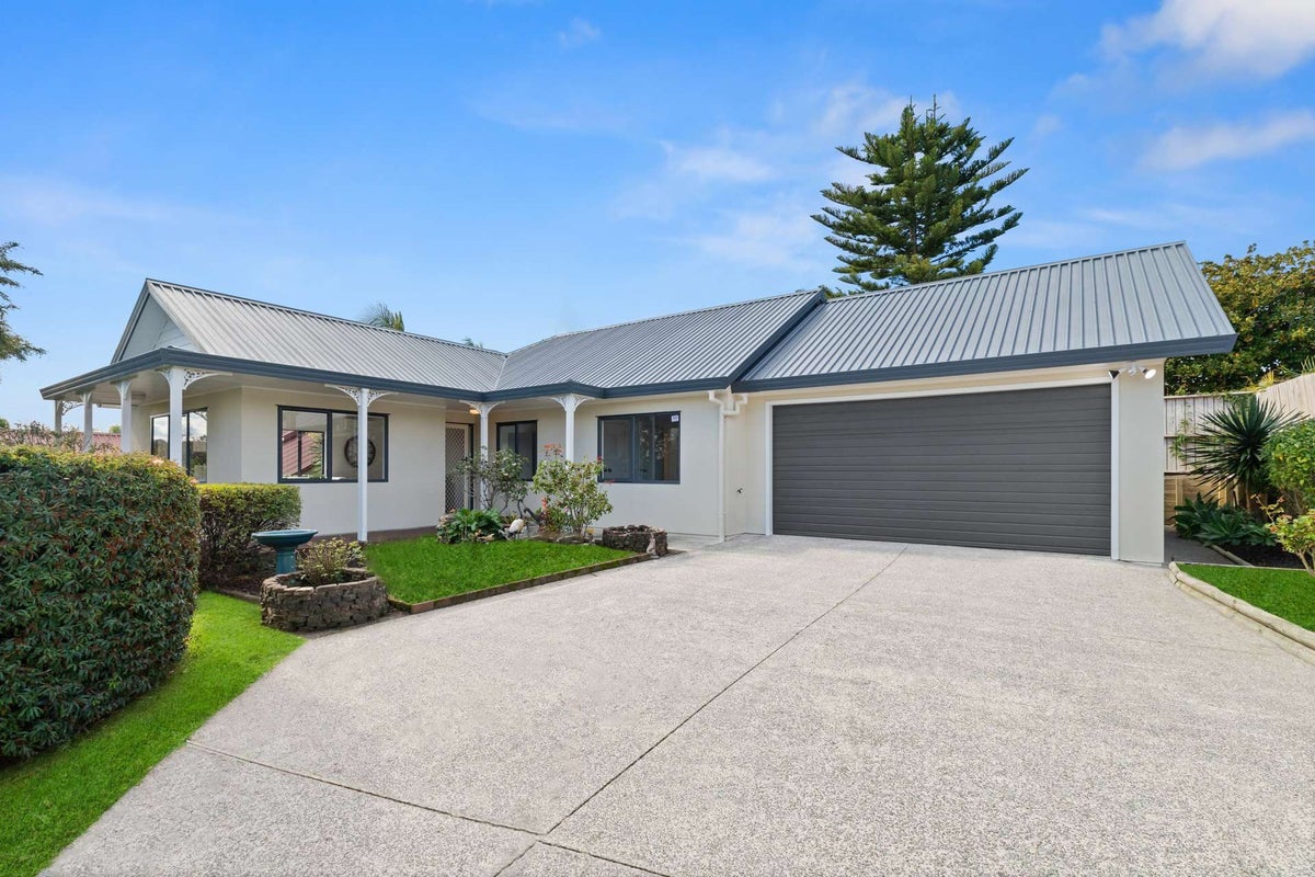 19 Lasque Place, Glen Eden, Auckland - Carousel 1