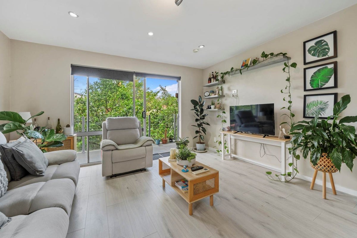 1/7 Alston Avenue, Kelston, Auckland - Carousel 1