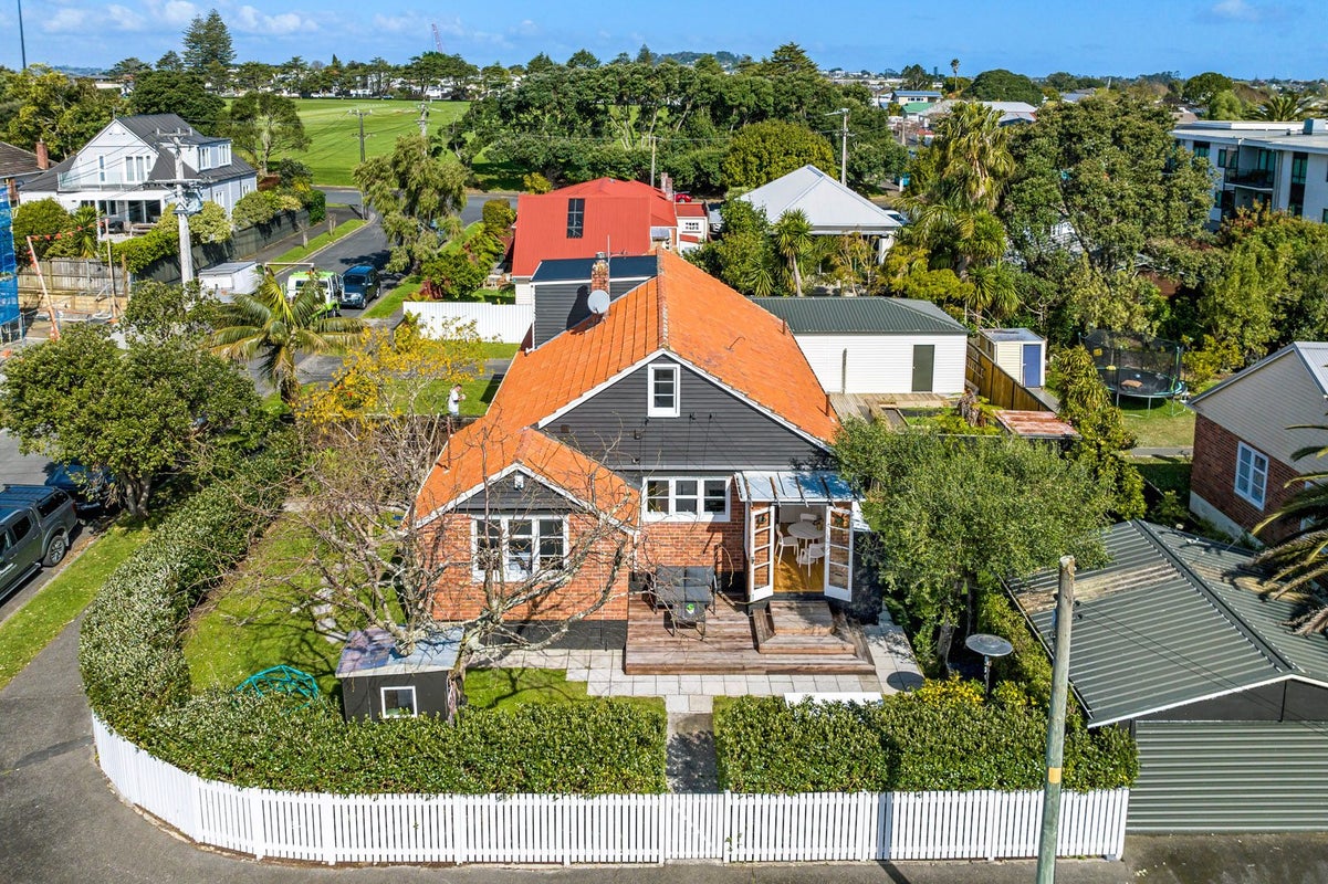 10 Katoa Street, Point Chevalier, Auckland - Carousel 2