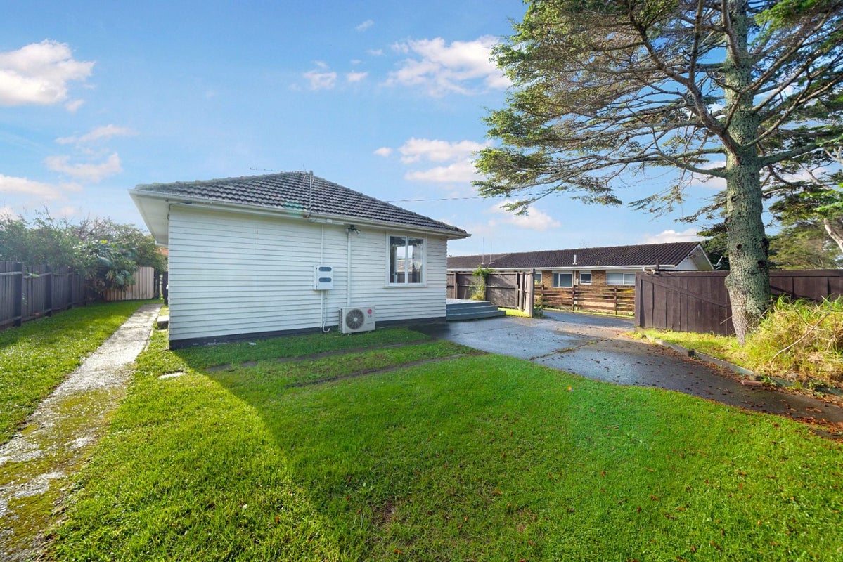 79 Godley Road, Green Bay, Auckland - Carousel 10