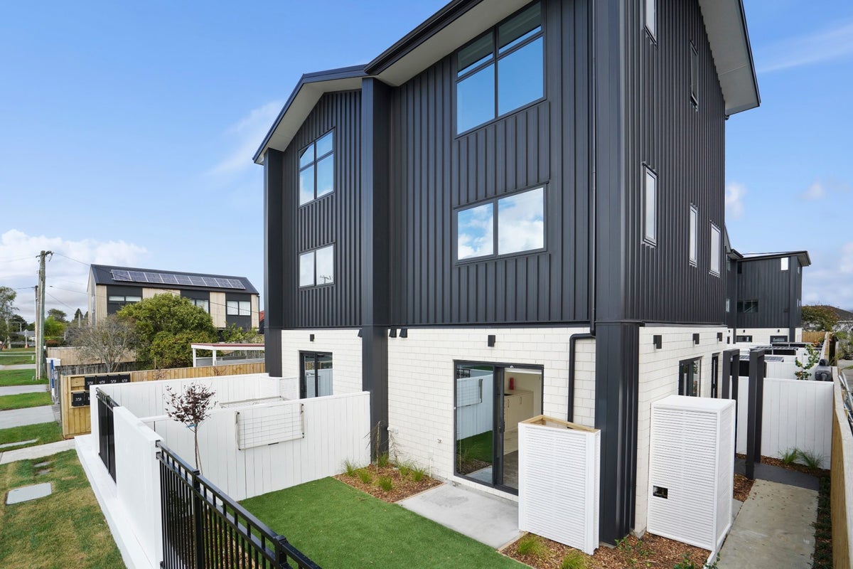 1/59 Neil Avenue, Te Atatu Peninsula, Auckland - Carousel 1