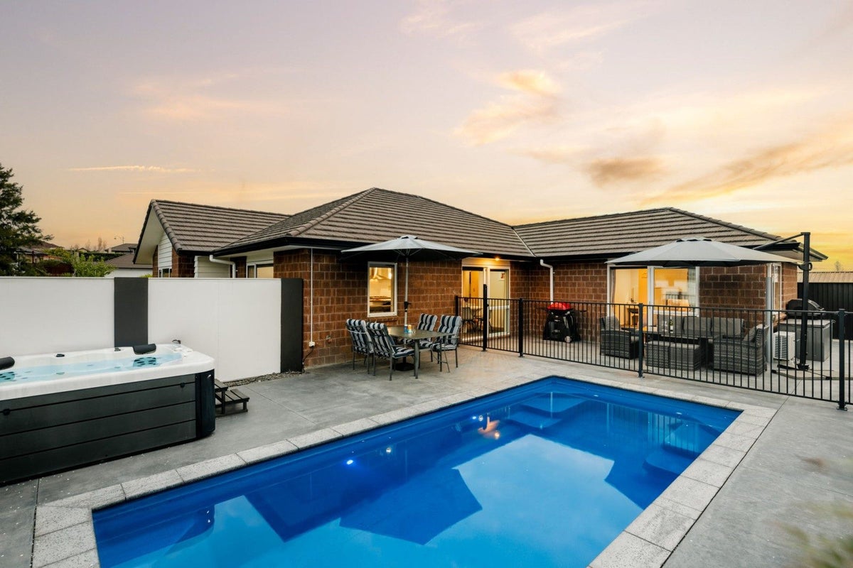 87 Mataroa Crescent, Flagstaff, Hamilton - Carousel 1
