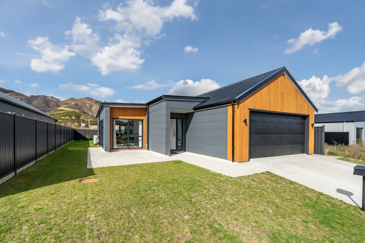 15 Cynisca Crescent, Wallaceville, Upper Hutt - Carousel 1