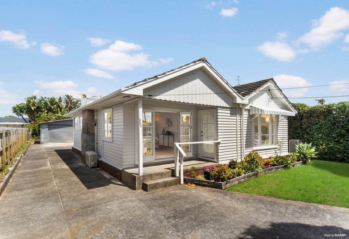 24 Taikata Road, Te Atatu Peninsula, Auckland - Carousel 2
