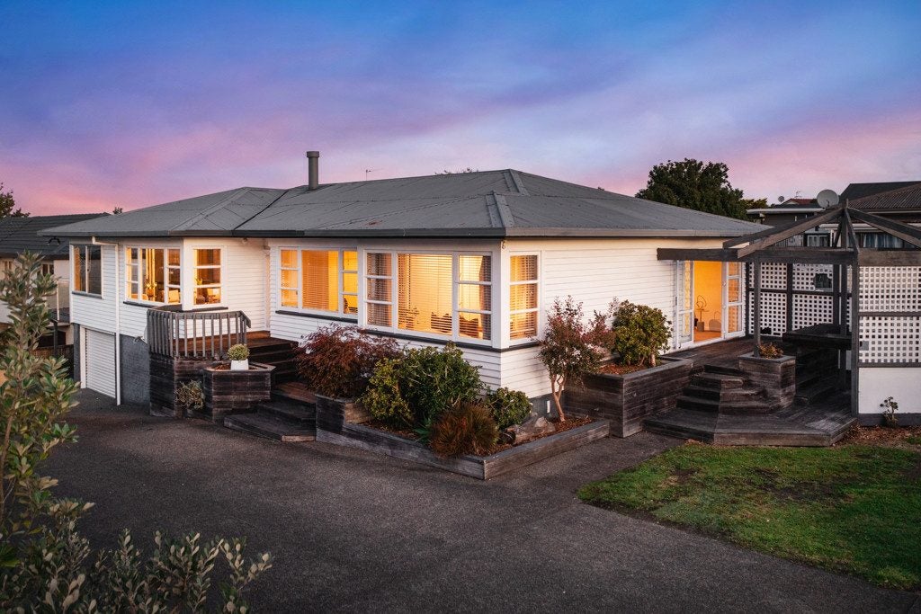 213 Te Atatu Road, Te Atatu South, Auckland - Carousel 1