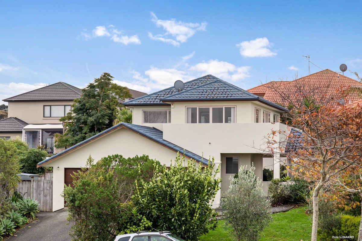 4 Meharg Place, Fairview Heights, Auckland - Carousel 1