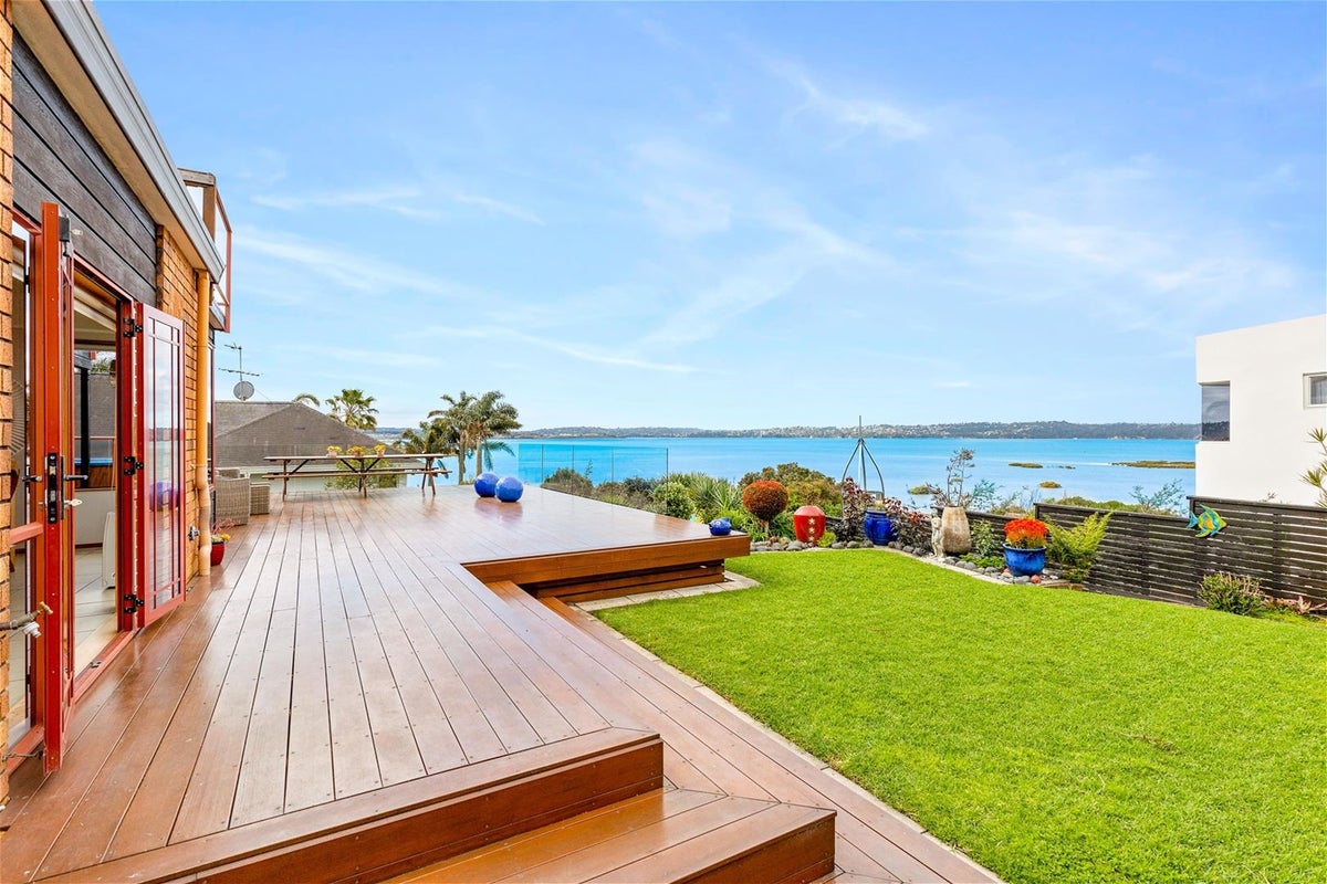 124 Beach Road, Te Atatu Peninsula, Auckland - Carousel 1