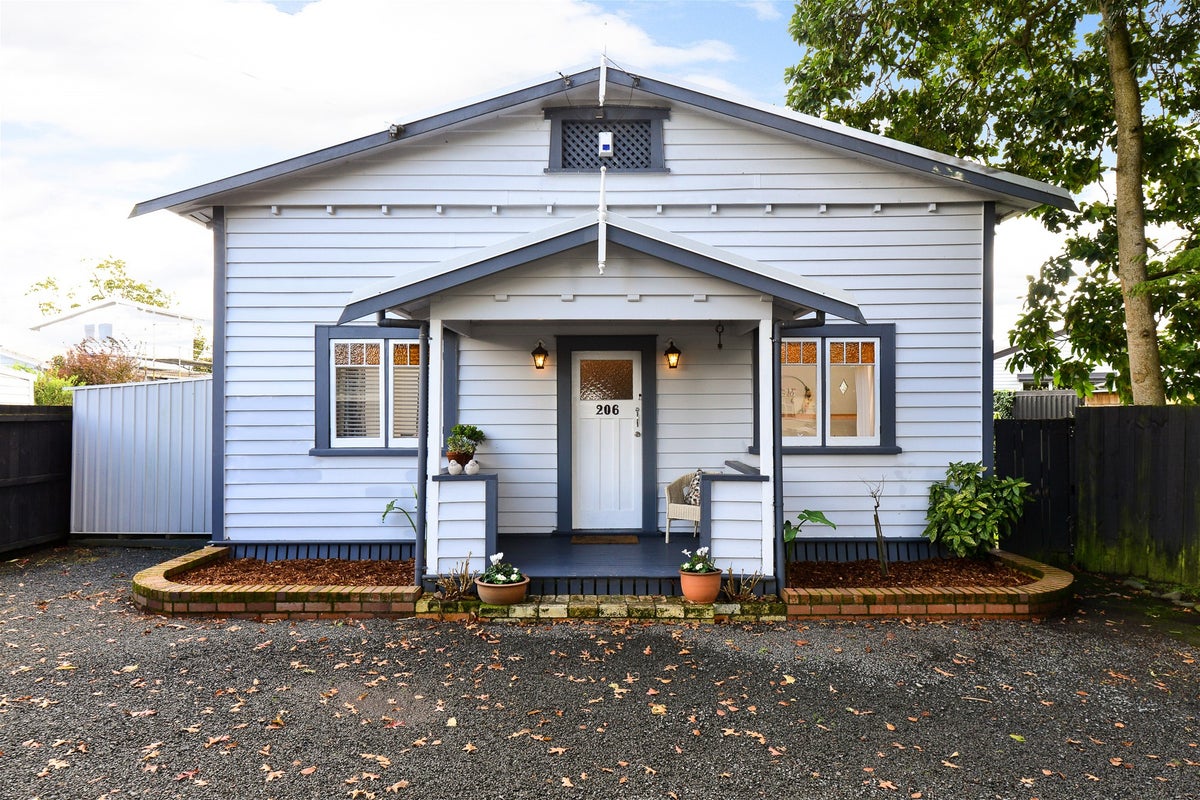 206 Maeroa Road, Maeroa, Hamilton - Carousel 1