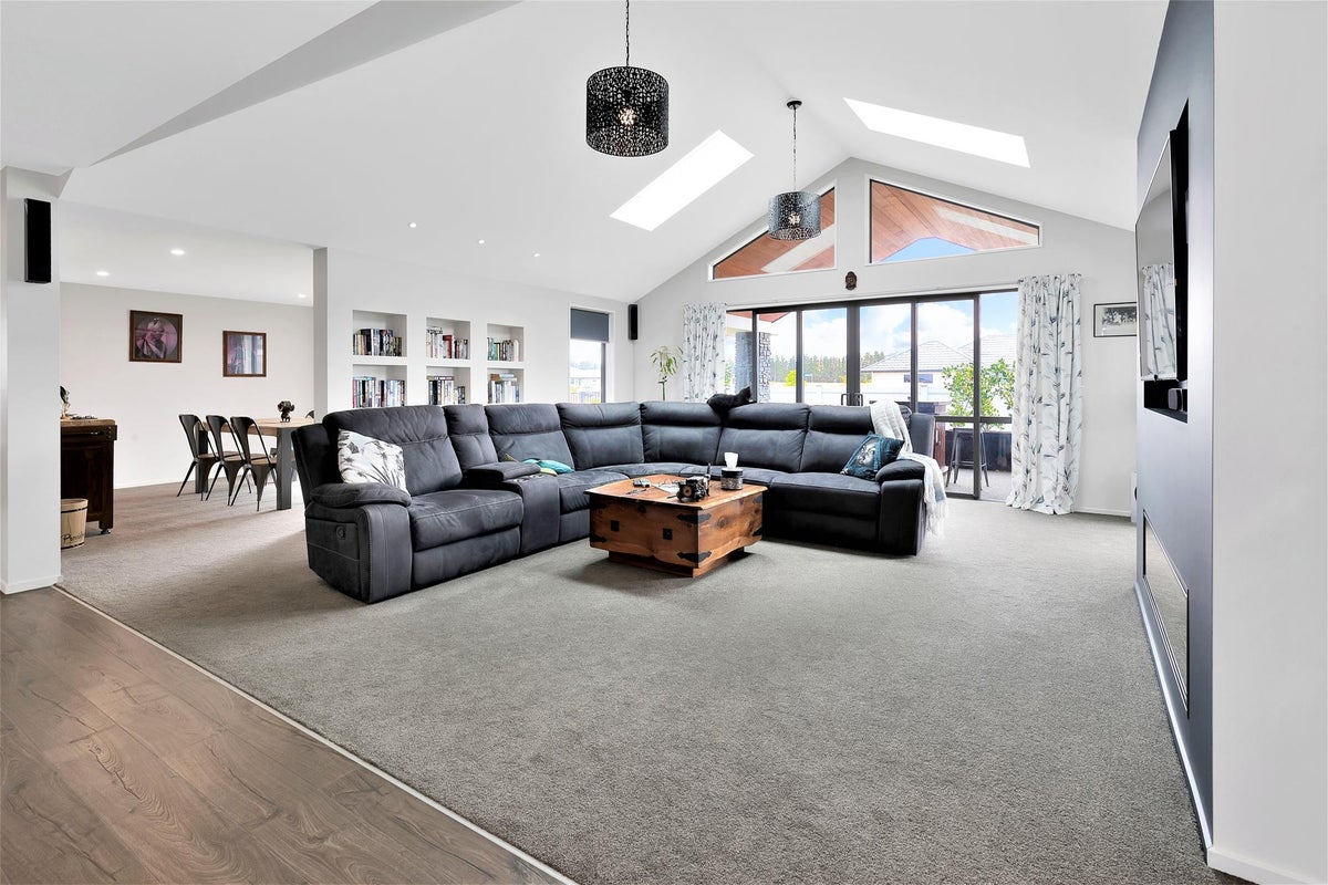 12 Rosewood Drive, Amberley, Amberley - Carousel 1