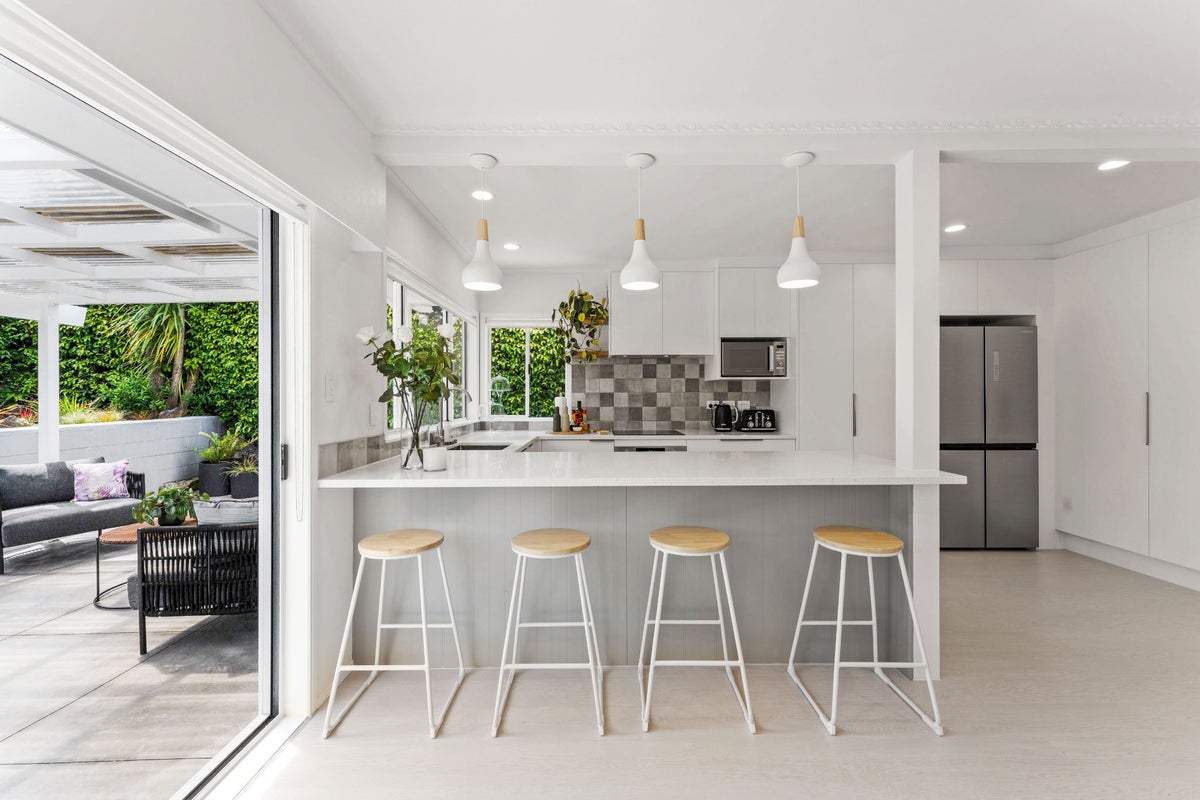 11 Seymour Road, Mellons Bay, Auckland - Carousel 2