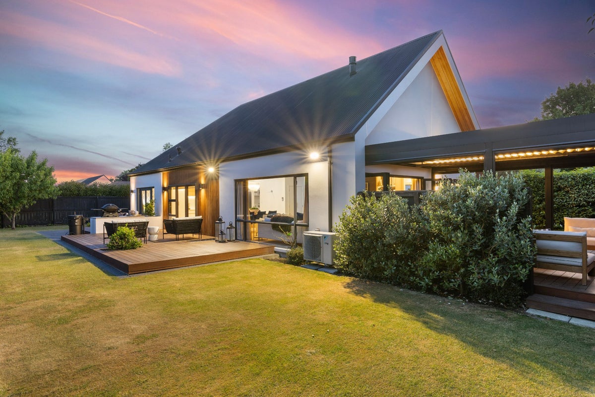 8 Carnaby Close, St Albans, Christchurch - Carousel 1