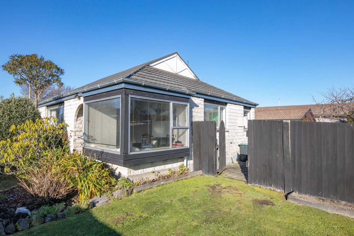 1/48 Chipping Lane, Redwood, Christchurch - Carousel 1