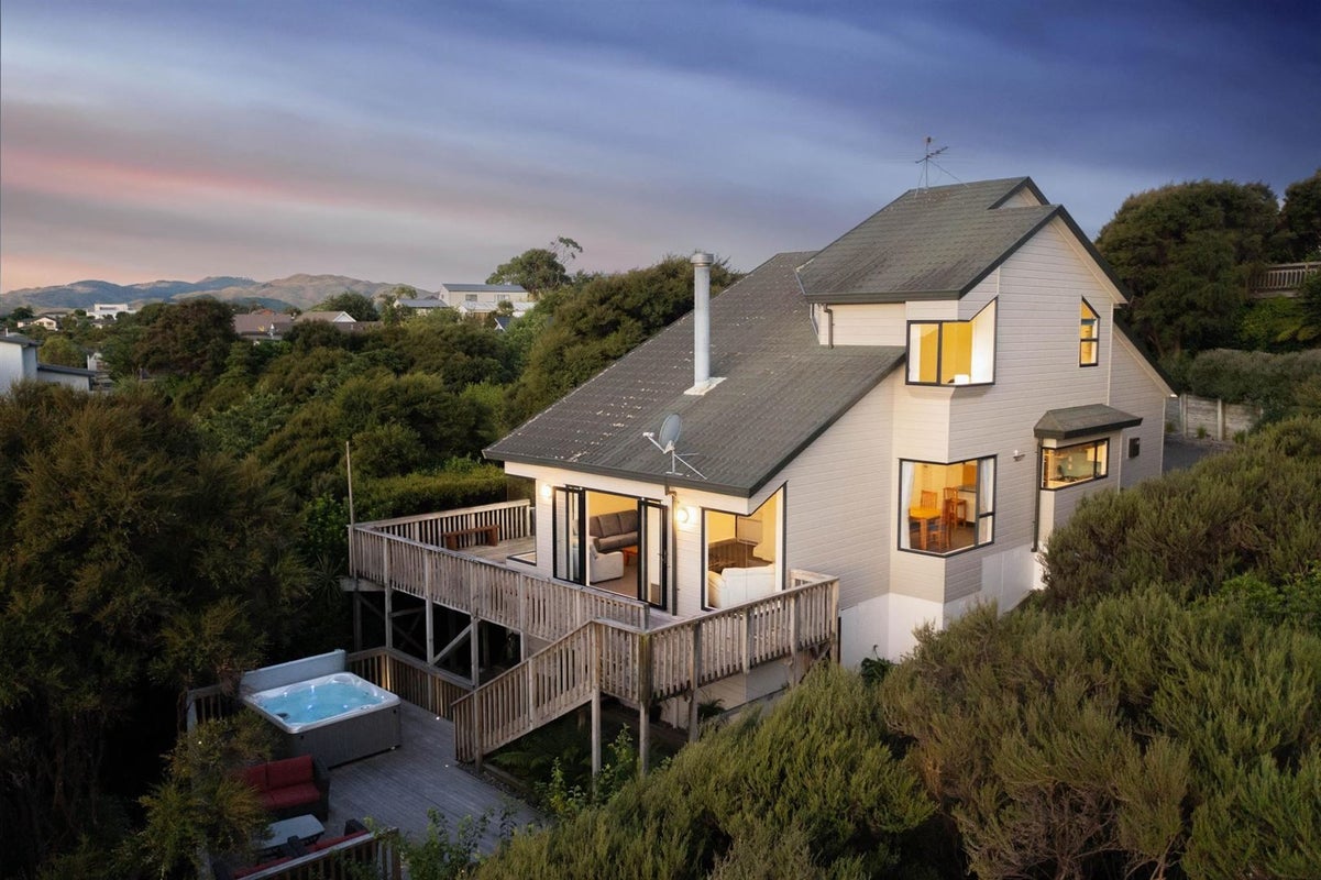 42 James Cook Drive, Whitby, Porirua - Carousel 1