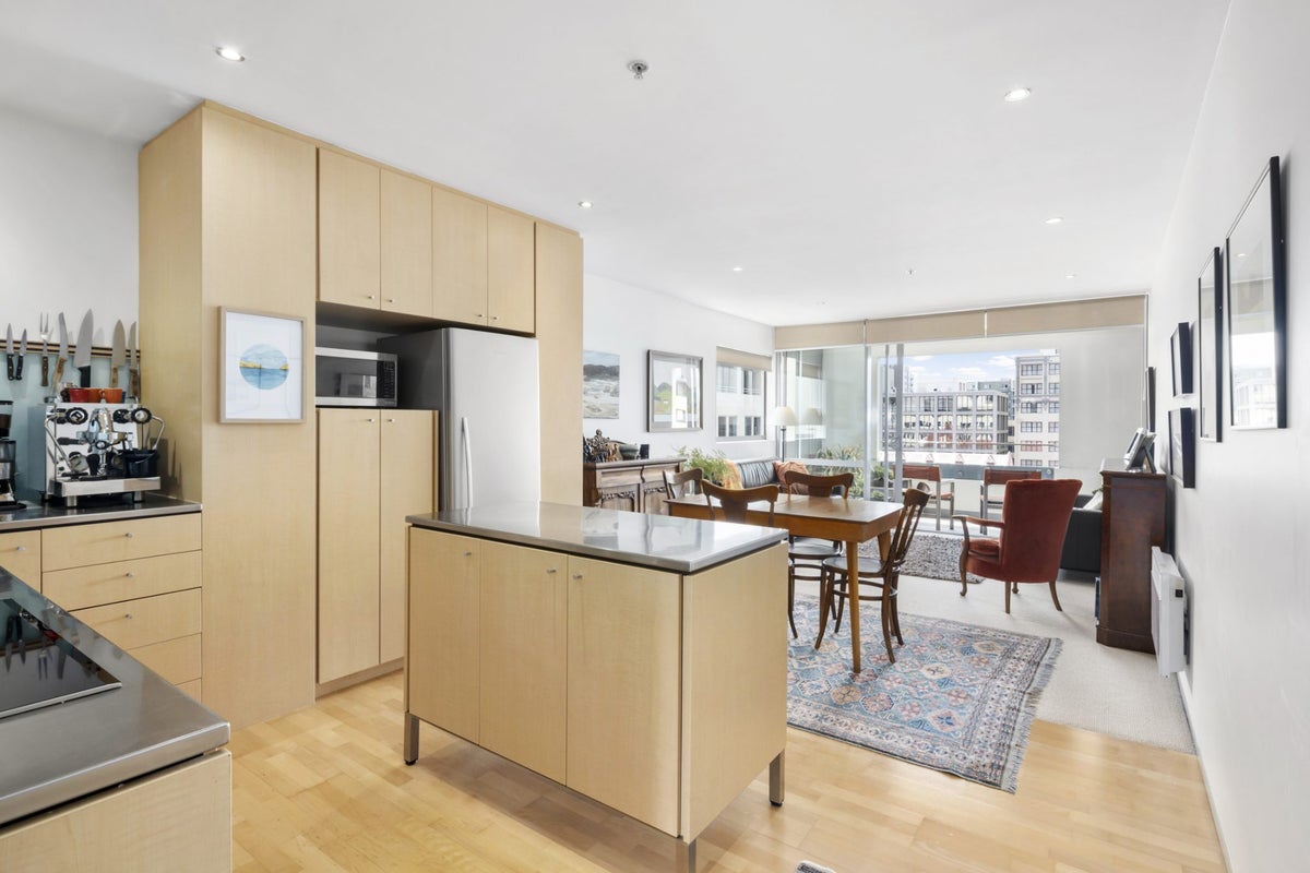 B61/10 Ebor Street, Te Aro, Wellington - Carousel 1