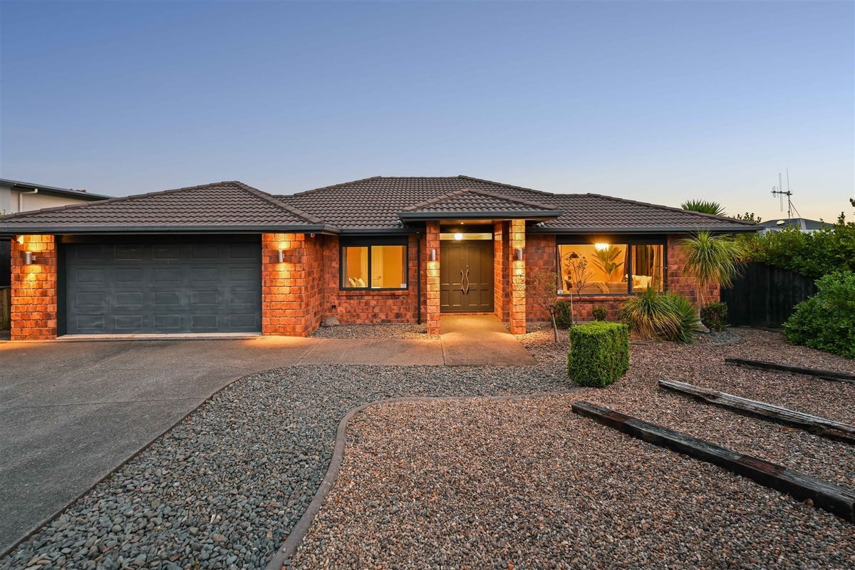 14 Compton Grove, Huntington, Hamilton - Carousel 1