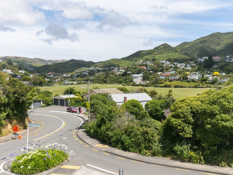 2B Percy Dyett Drive, Karori, Wellington - Carousel 2