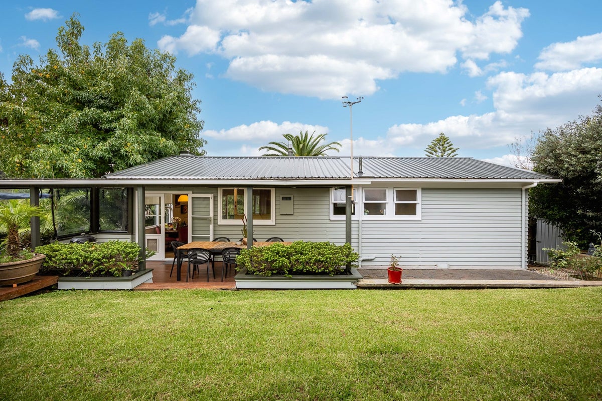 16 McPhail Street, Birkdale, Auckland - Carousel 1